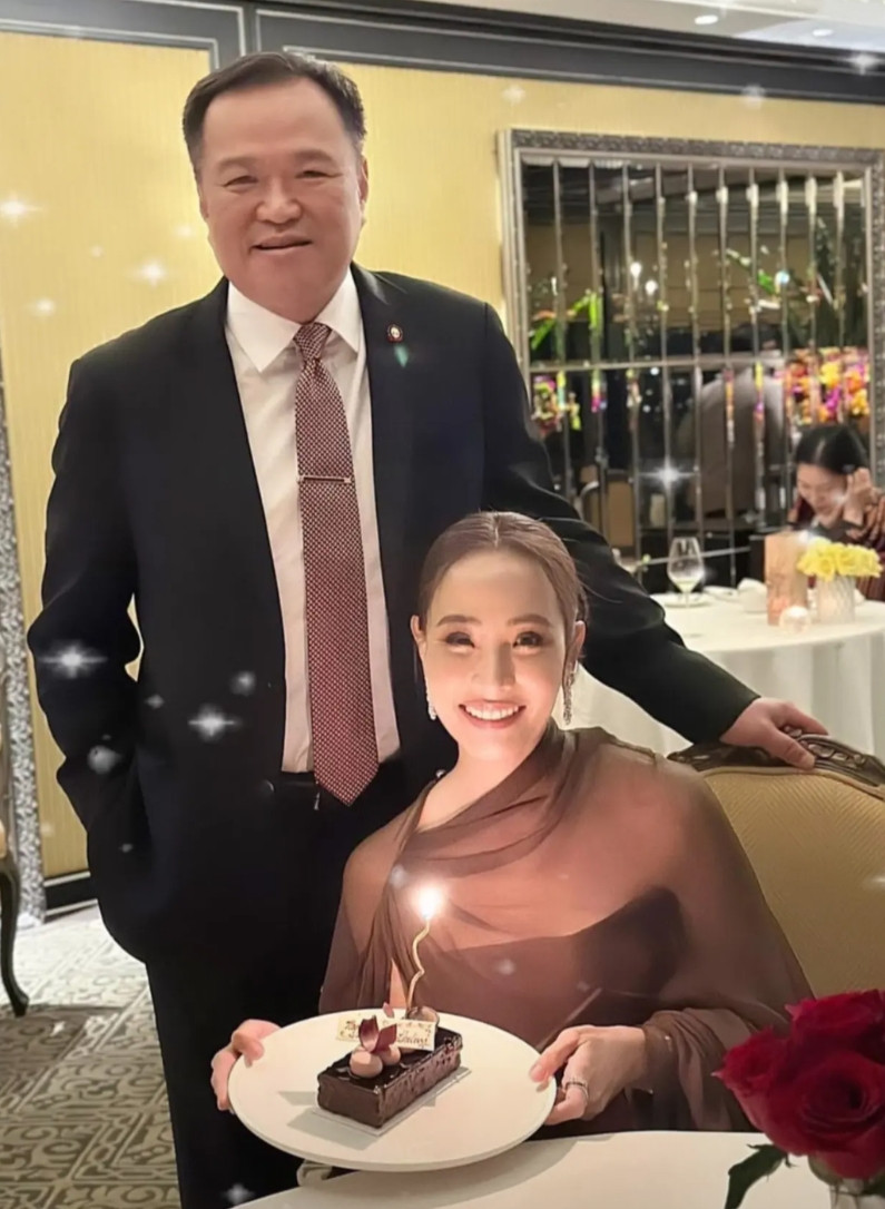 泰国新晋第一夫人，颜值和气质双双在线阿努廷2022年娶了小20岁的妻子连塔纳农