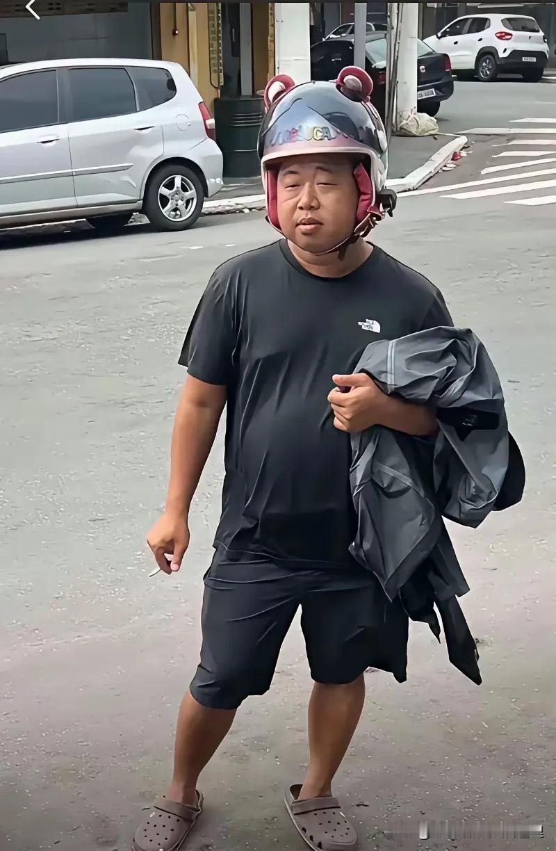 这家伙看起来就不像个有钱人，可能还是平时直播有点炫富了，要不然也不会被盯上。