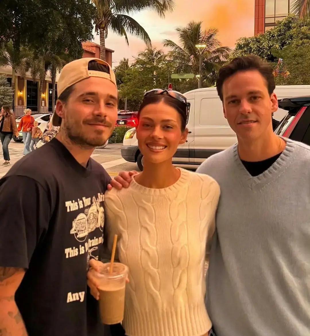 贝克汉姆家族内讧升级！长子布鲁克林竟将亲生父母拉黑断联！圣诞节前夕，一场豪