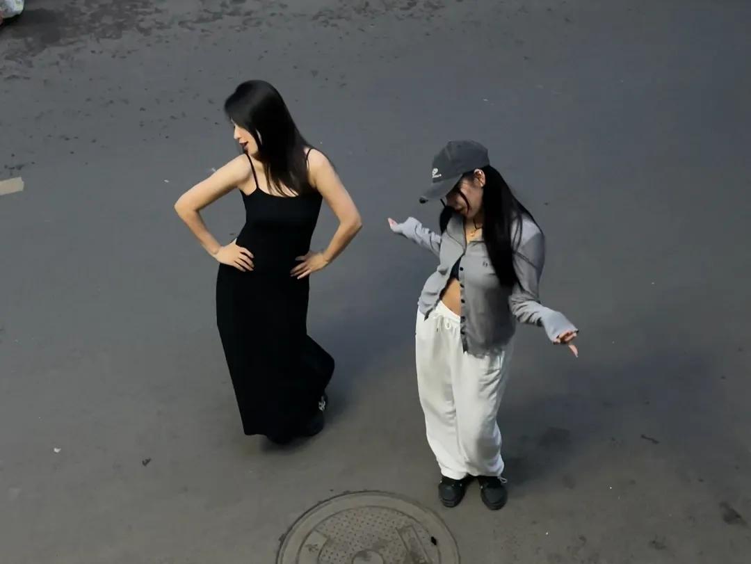 开车撞人直接逃逸。11月9日凌晨2点左右，马路上有两名女子在坐在电动车上有说有