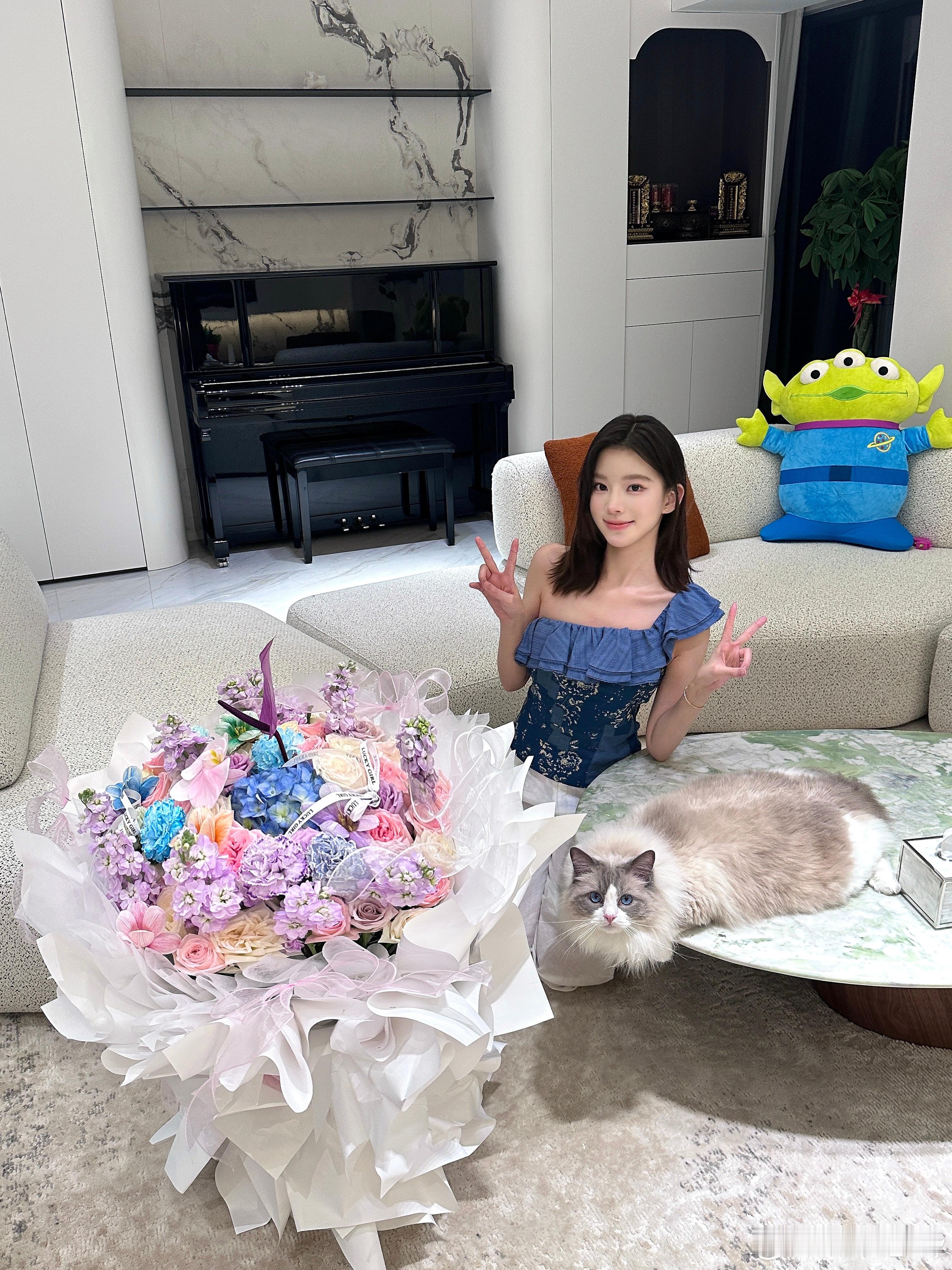 充满鲜花的五月和小猫咪幸福的日子📅​​​