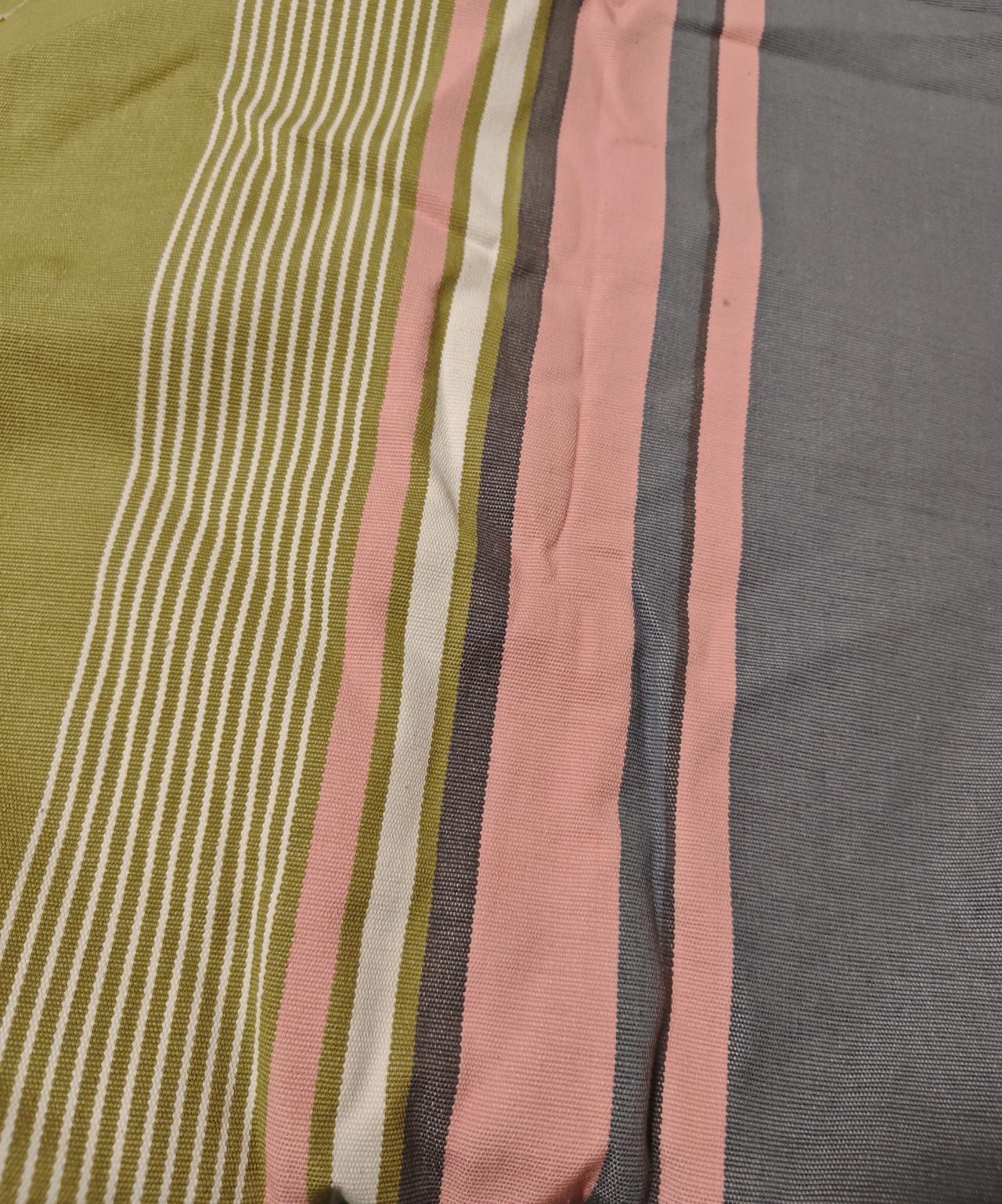 我姐是个教师。去年暑假，她学会了织床单。买了线，染成五彩斑斓的彩线，坐在租来的