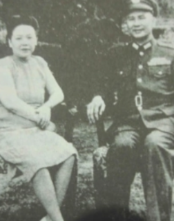 1930年，在南宁打仗的白崇禧，因老婆不在身边，半夜孤单睡不着时，叫警卫陪他下棋