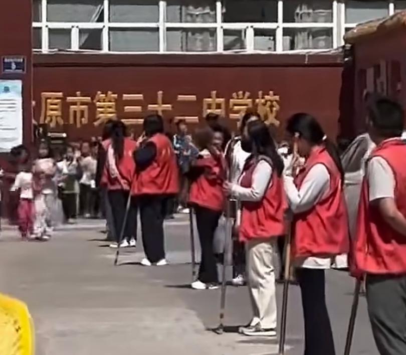 【“辍桩”！太原一学校家长门口“当门神”？持棍护学引热议】是家长怕给自己家孩子“