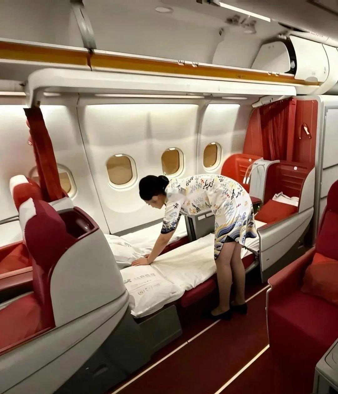 谁能告诉我，里面的那个人怎么进去睡啊