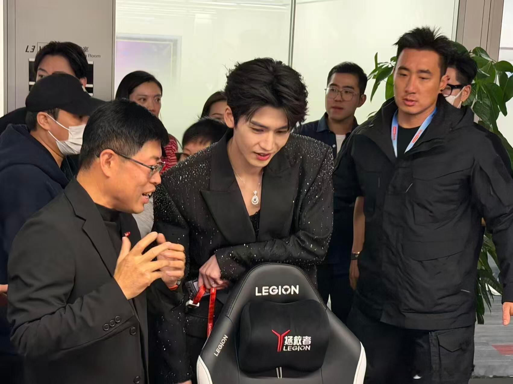 不是你告诉我,这是张凌赫生图