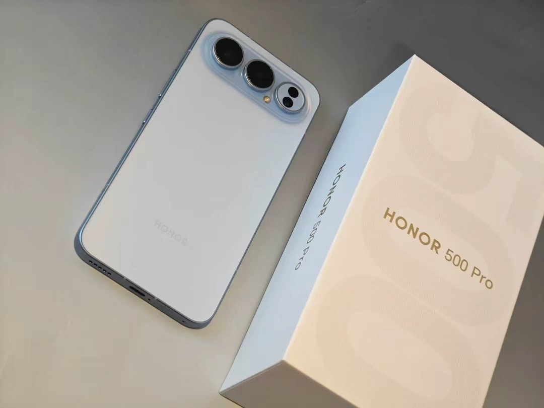 荣耀500系列：8000mAh超大电池，荣耀GT2系列：9000mAh超大电池，