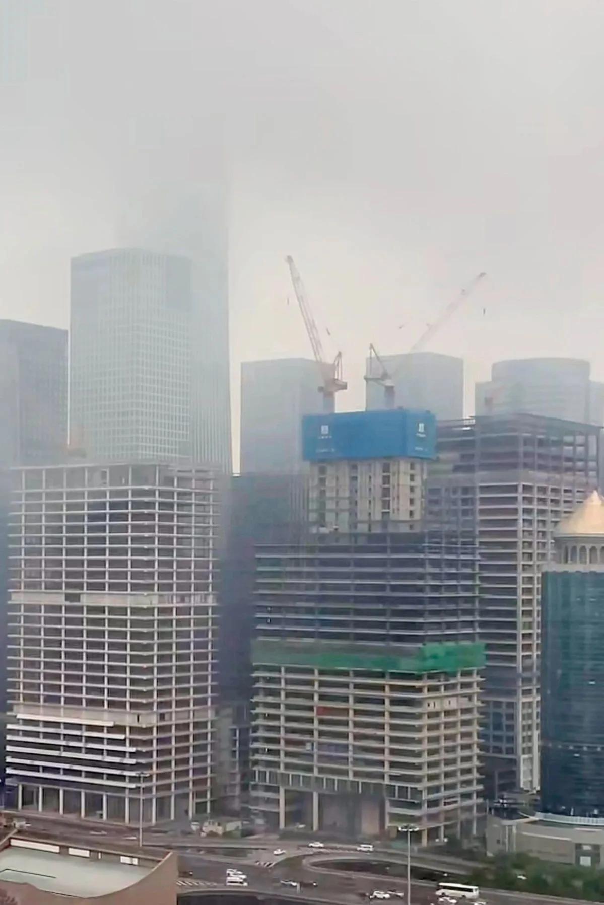 今日图片——CBD进度本周进度，雾气缭绕。2025.5.9，周五，雨。