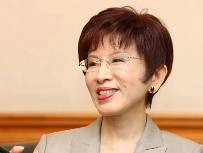 针对国民党主席郑丽文的最近表现、6月规划访美？洪秀柱的回应来了。谈及刚上任的