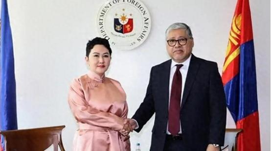 蒙古又开始不坐不住了。这几天蒙古国外长巴特策策格，公开表示支持菲律宾的南海权益。