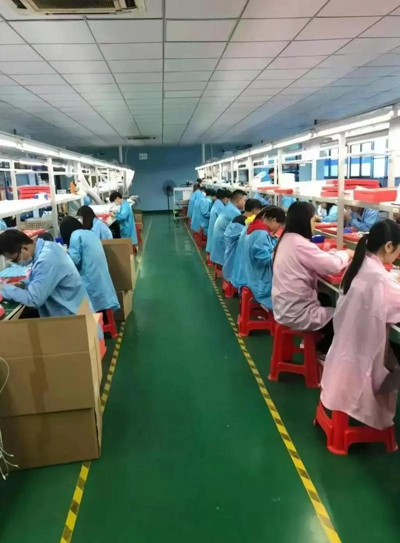 你知道现在中国最赚钱的生意是什么吗？去年夏天，一个刚满18岁的技校生在宿舍楼顶站