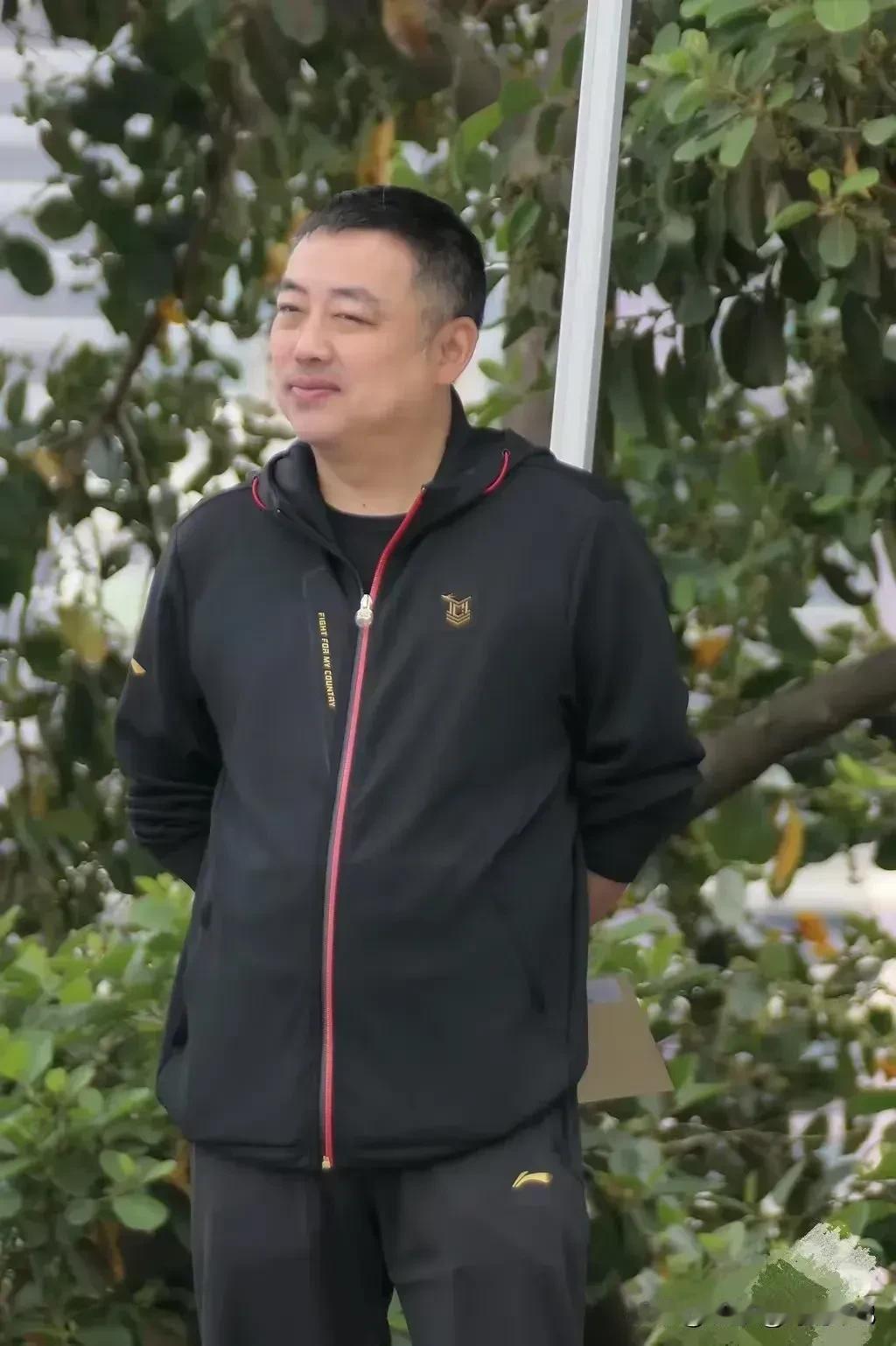 大家都别再挥泪，也别再暗自神伤了！我们的刘主席让位后面可是憋着更大的招呢！原