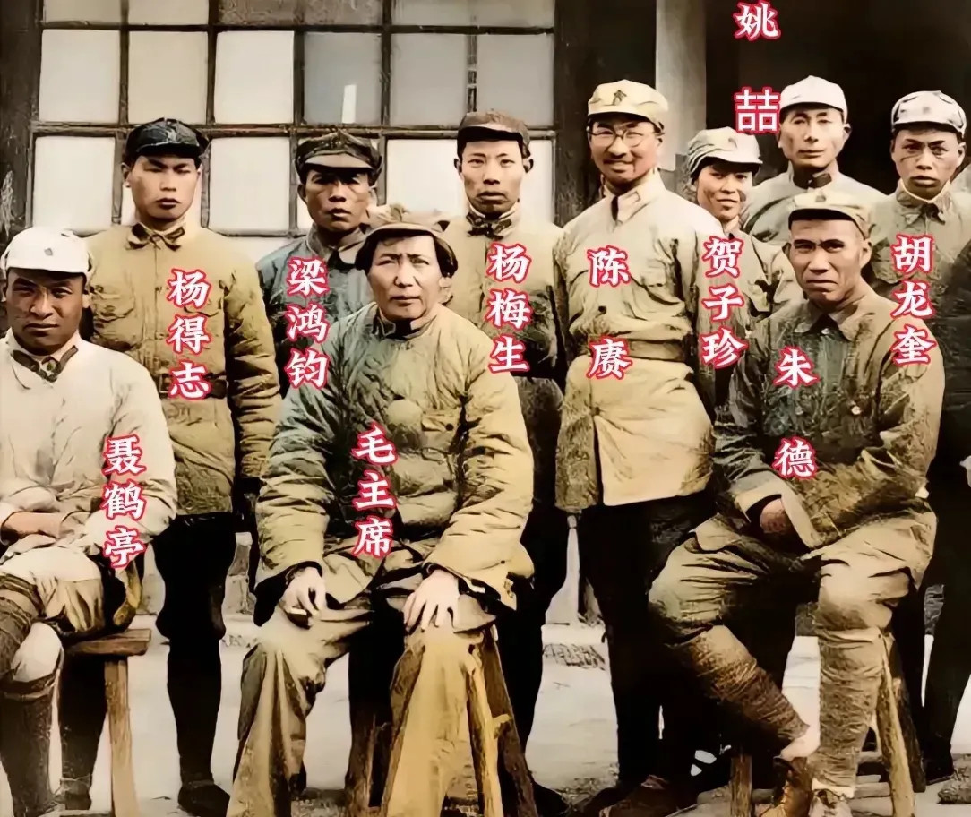 1937年冬，延安抗大门口的合影。老照片​​​