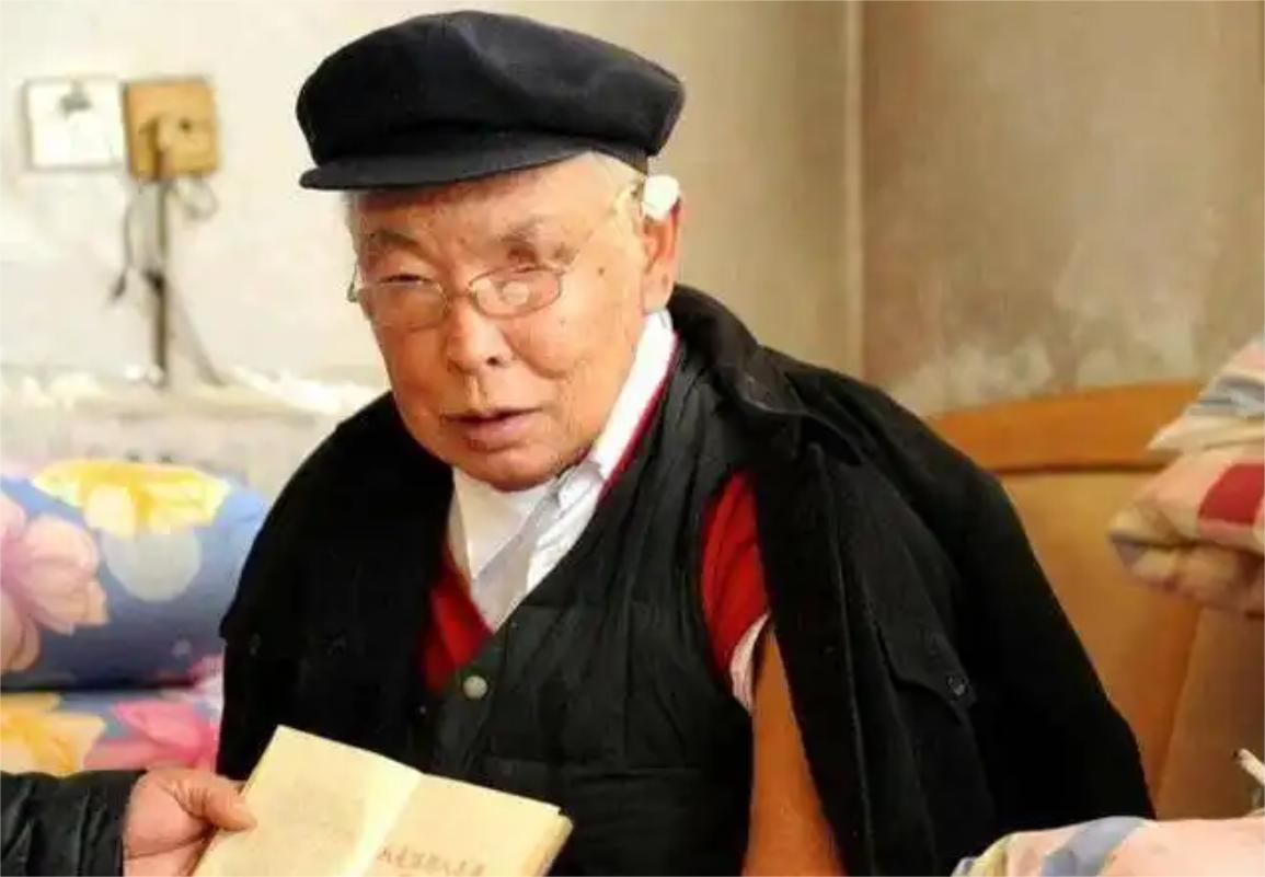 1950年,长津湖战役战场,17岁的朱彦夫被美军残忍的补刀,肚子被划开时,他疼醒
