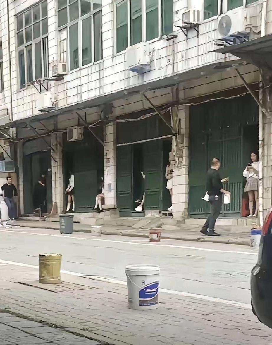 这么烂的房子还有人住看样子人还不少