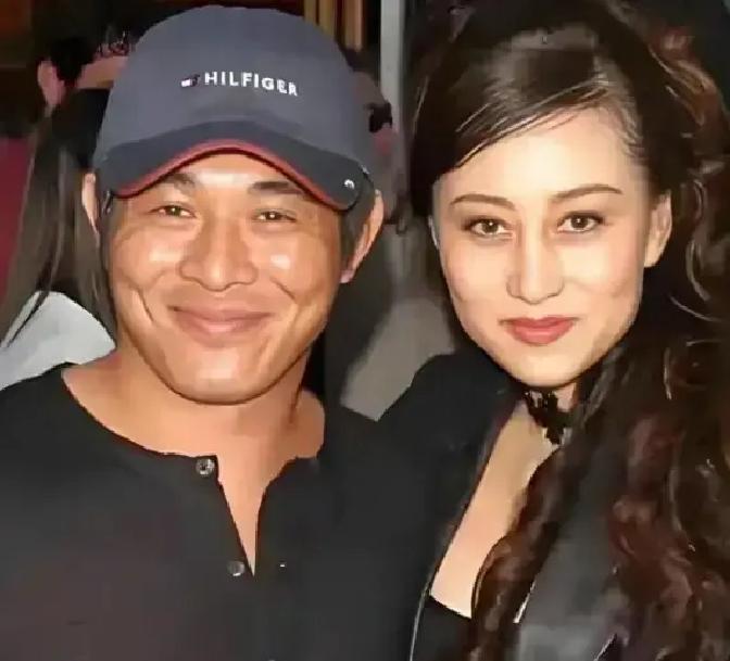 李连杰第一次拿到3000万港币片酬时，曾试探利智：“我们一人一半？”利智只回了两个字。他没争，转身把