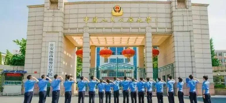 还在以为考上警校就等于端上铁饭碗？这都什么年代了，这种老黄历早就该翻篇了。现