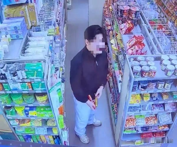 “刁蛮不讲理！”浙江宁波，男子夜晚潜入食品店偷东西，被店家当场抓住，让他赔偿，男