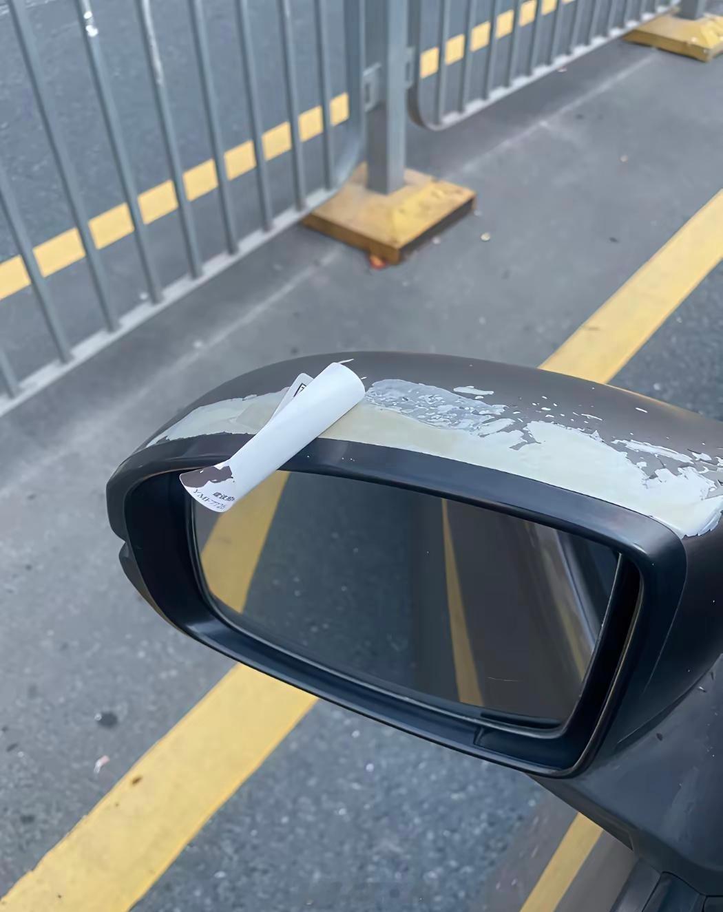 谁来管管这些贴小广告的？[微笑]​​​