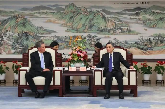 美国彻底炸锅了！访华这一趟，真的满载而归。9月1日下午，中方在北京会见美中贸易全