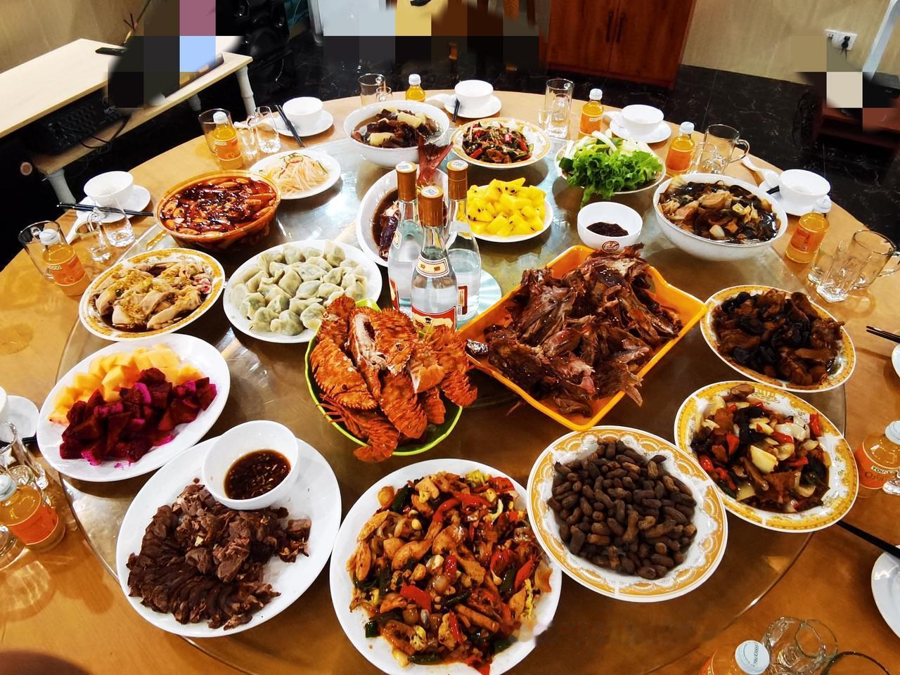 过年跟婆家一大家子人过年，都是谁在做年夜饭？媳妇？婆婆？昨天跟原来做设计的同