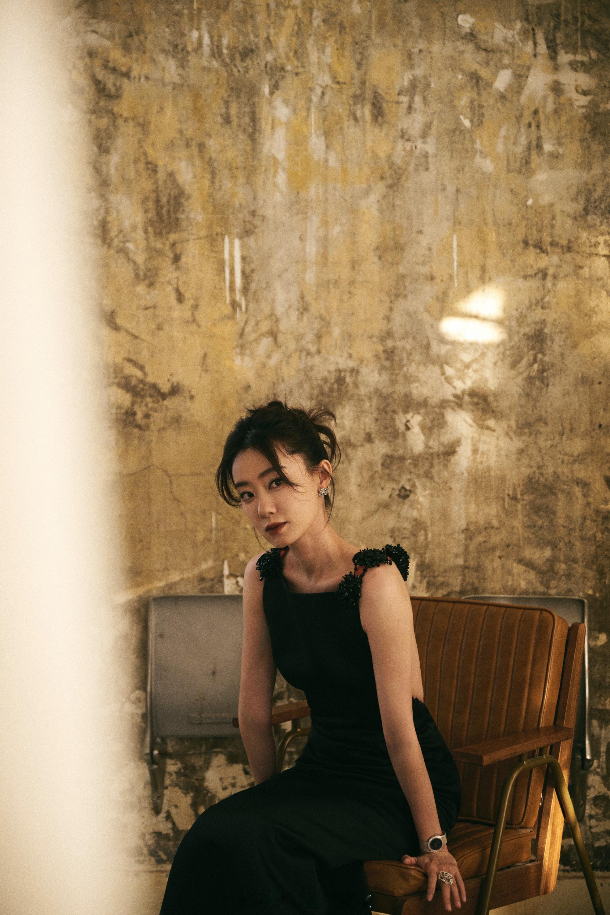 张小斐黑色优雅美背明艳