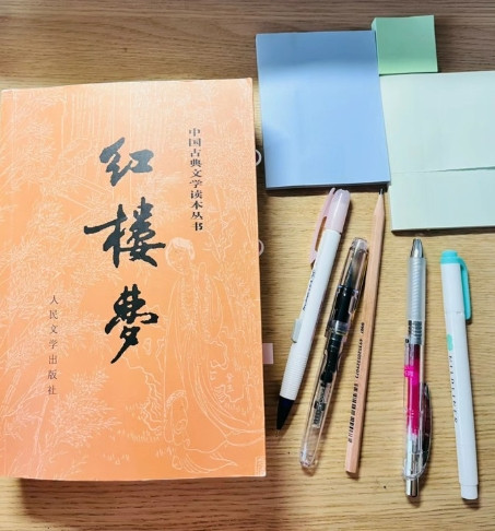 《红楼梦》：满纸荒唐言，一把辛酸泪。都云作者痴，谁解其中味？