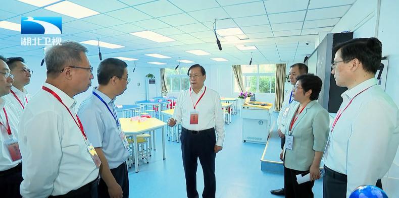 6月7日，湖北省领导到省教育考试考务指挥中心和武汉市考点，调研检查高考组织工作。