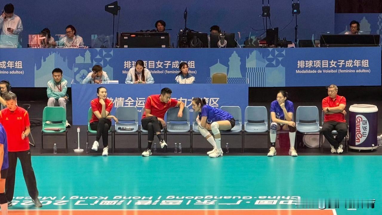 朱婷今天难得的休息机会！在场下休息也是一点都没有闲着，一直在跟教练交流！新二传蔡