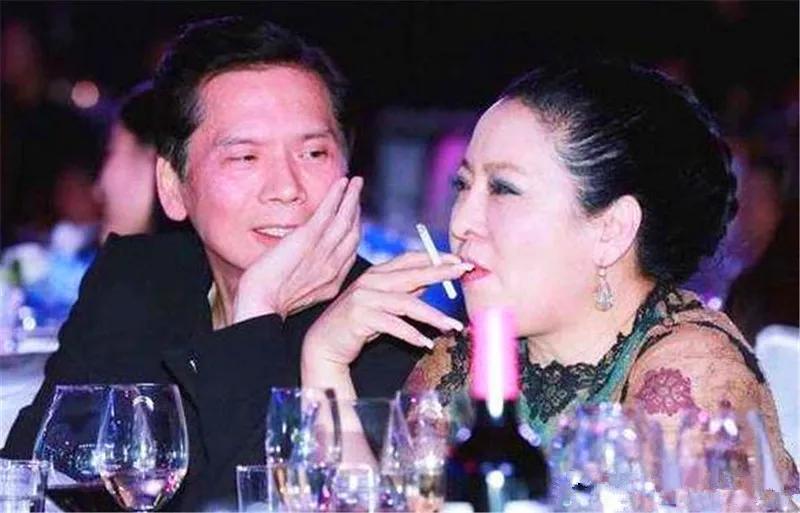 向太自曝婚姻真相：我才是忍的那一方，向华强把脾气都发我身上3月8日，向太陈