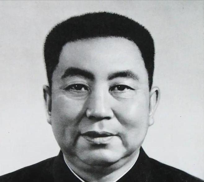 周恩来去世后谁当总理？毛主席力荐一人却遭到婉拒：您考虑别人吧。1975年