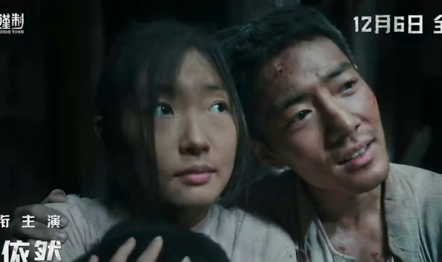 肖战周依然搂肩抱镜头肖战每次的角色挑战跨度都很大，而且每次的角色诠释的都很到位，