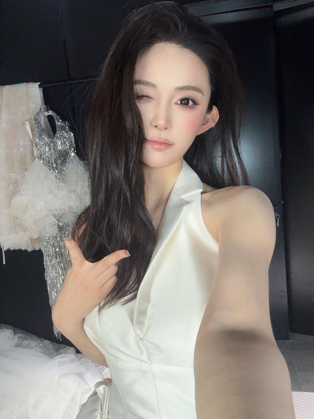 你跟我这种女人废什么话啊 喜欢我就送我礼物 爱我就给我转钱