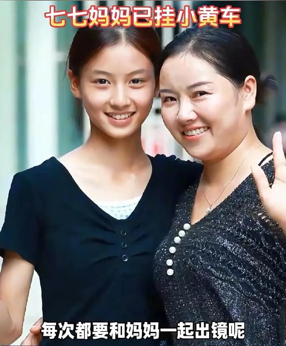于正不签素颜美女七七，其实早有预兆。当初，七七因为被摄像师博主拍到走红，很多人