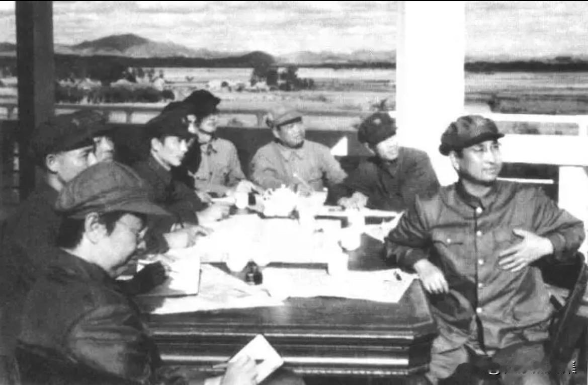 1949年10月，广东党、政、军领导出席会议的场景，右起:陈赓、邓华、赖传珠、洪