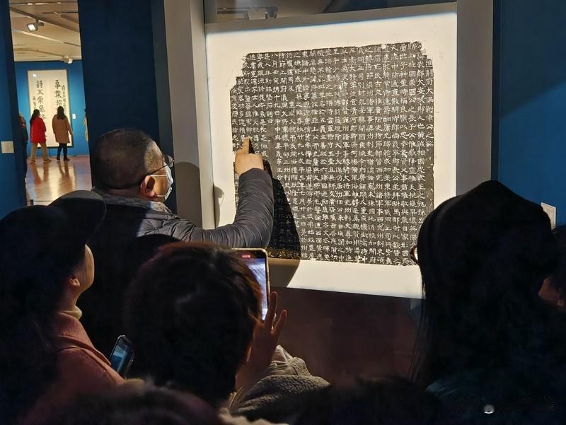 我不懂书法，说得也不一定正确。我觉得隶书与楷书的主要区别在笔画的形状。隶书都是