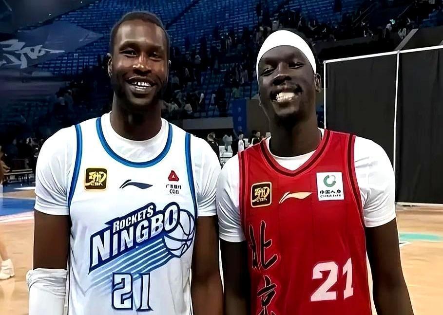 北京首钢与外援奥莫特新签合同中，暗藏前两月随时解约。首钢队明着签下奥莫特