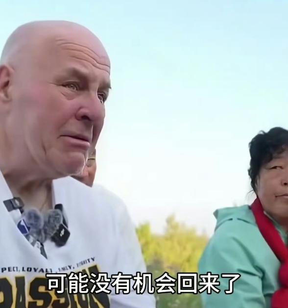 赛考斯，和殷玉珍分别时，他说这次分别，这辈子可能都见不到了。殷玉珍送给赛考斯，两