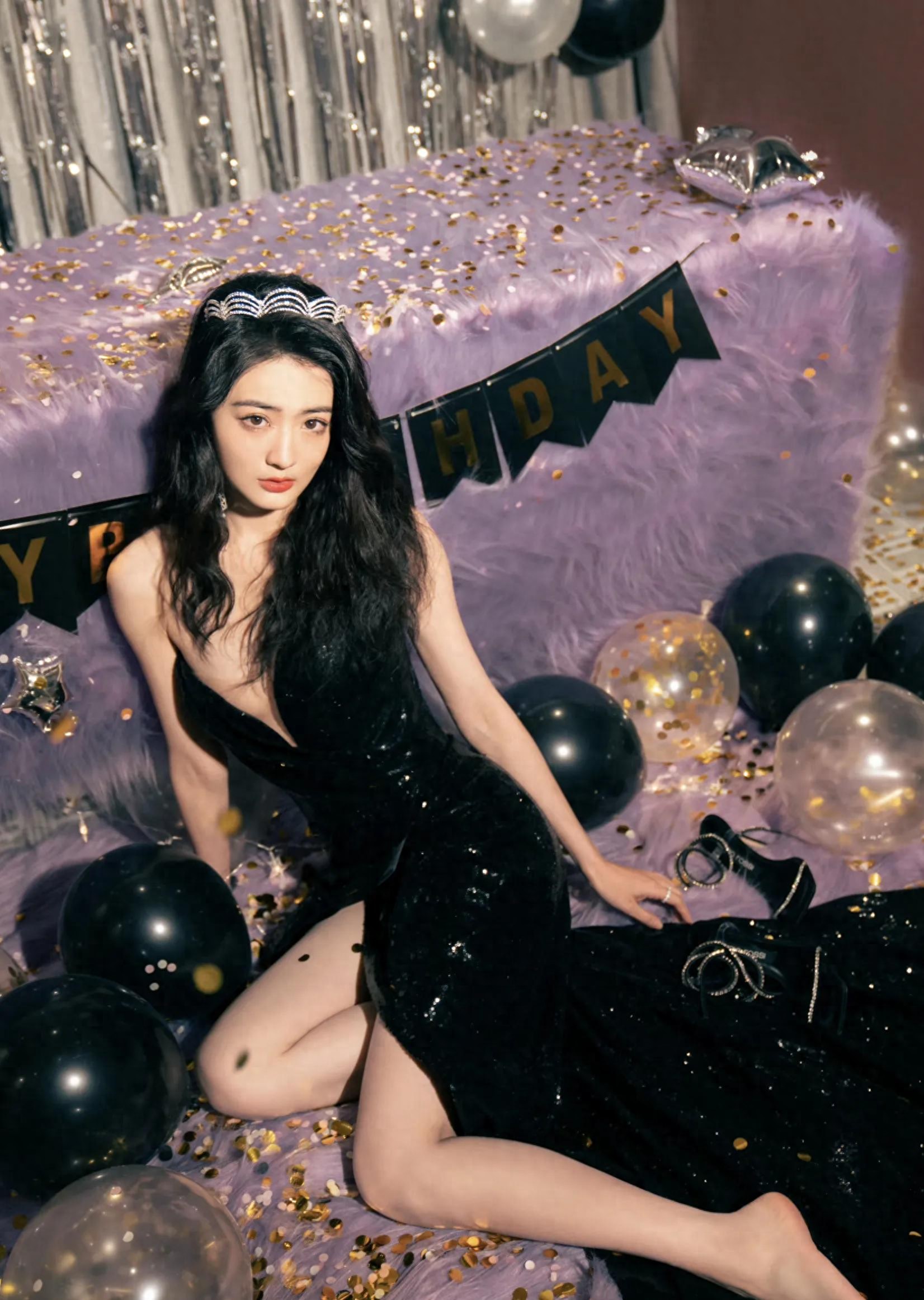 女星徐璐时尚写真：靓丽迷人、眉清目秀