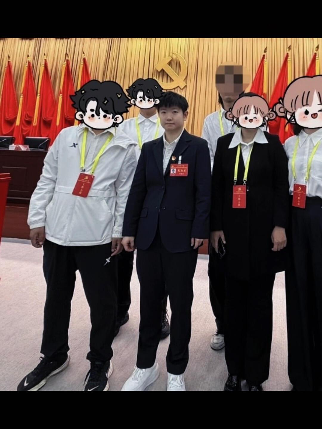 终于看到正脸了，那一天看到莎莎学会大人模样，穿上了正装，只是背影就知道是她！西