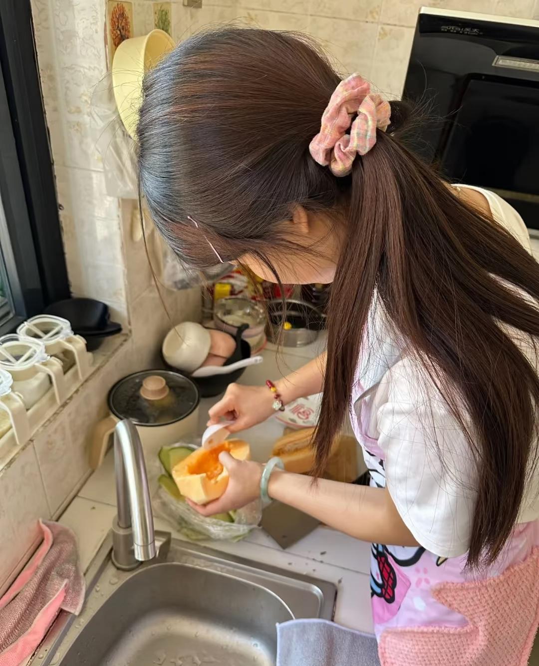 3我堂妹结婚不到一个月就离了，原因说出来都让人觉得不至于，就是做饭的事。我堂