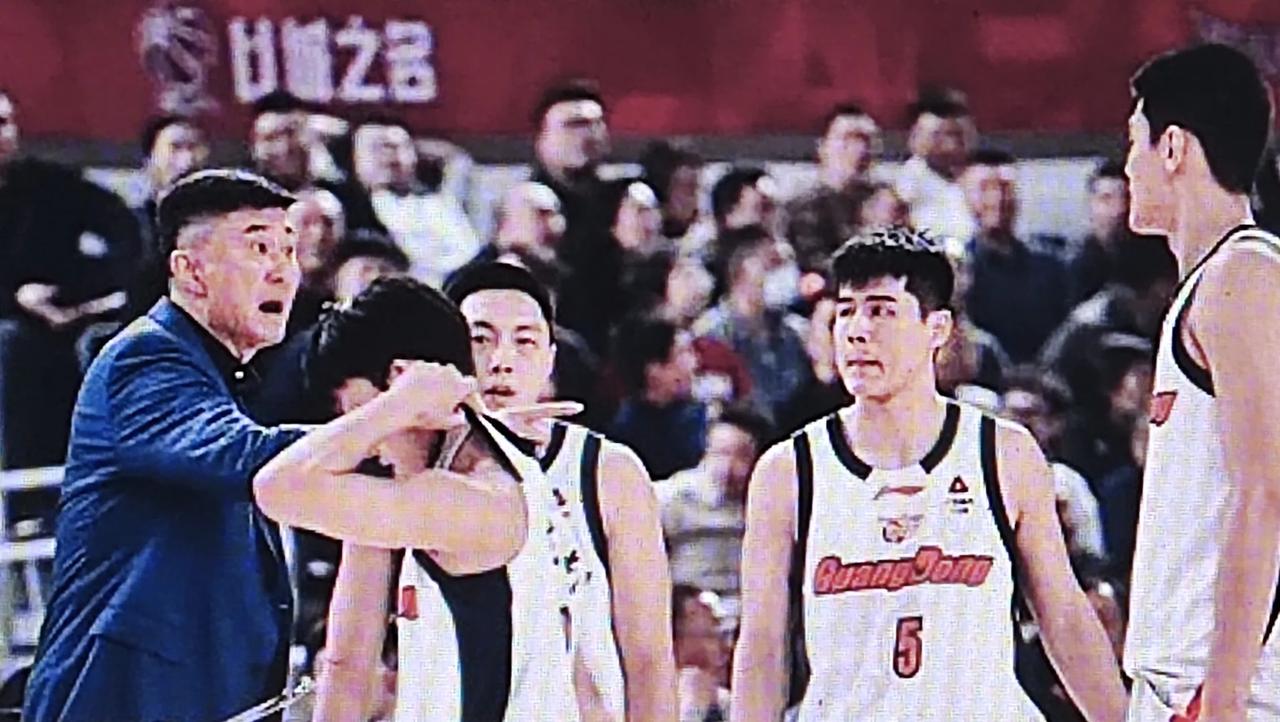 击败山西，赛后杜锋说:我们在缺兵少将情况下，带着18.9岁第一年新秀打这样的比赛