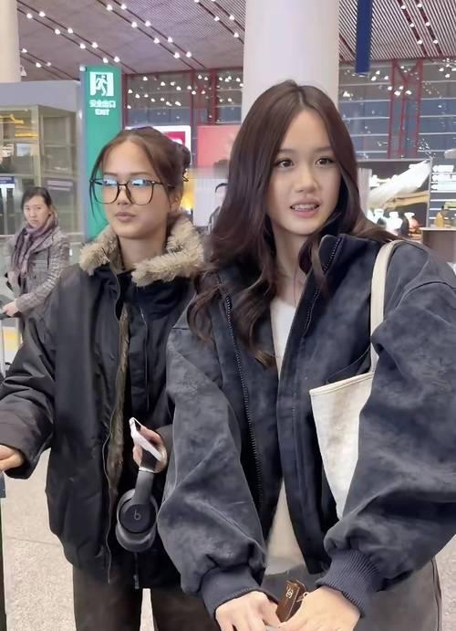 2026年1月22日，钟丽缇大女儿张敏钧现身北京机场，皮夹克配单薄内搭的穿搭在零