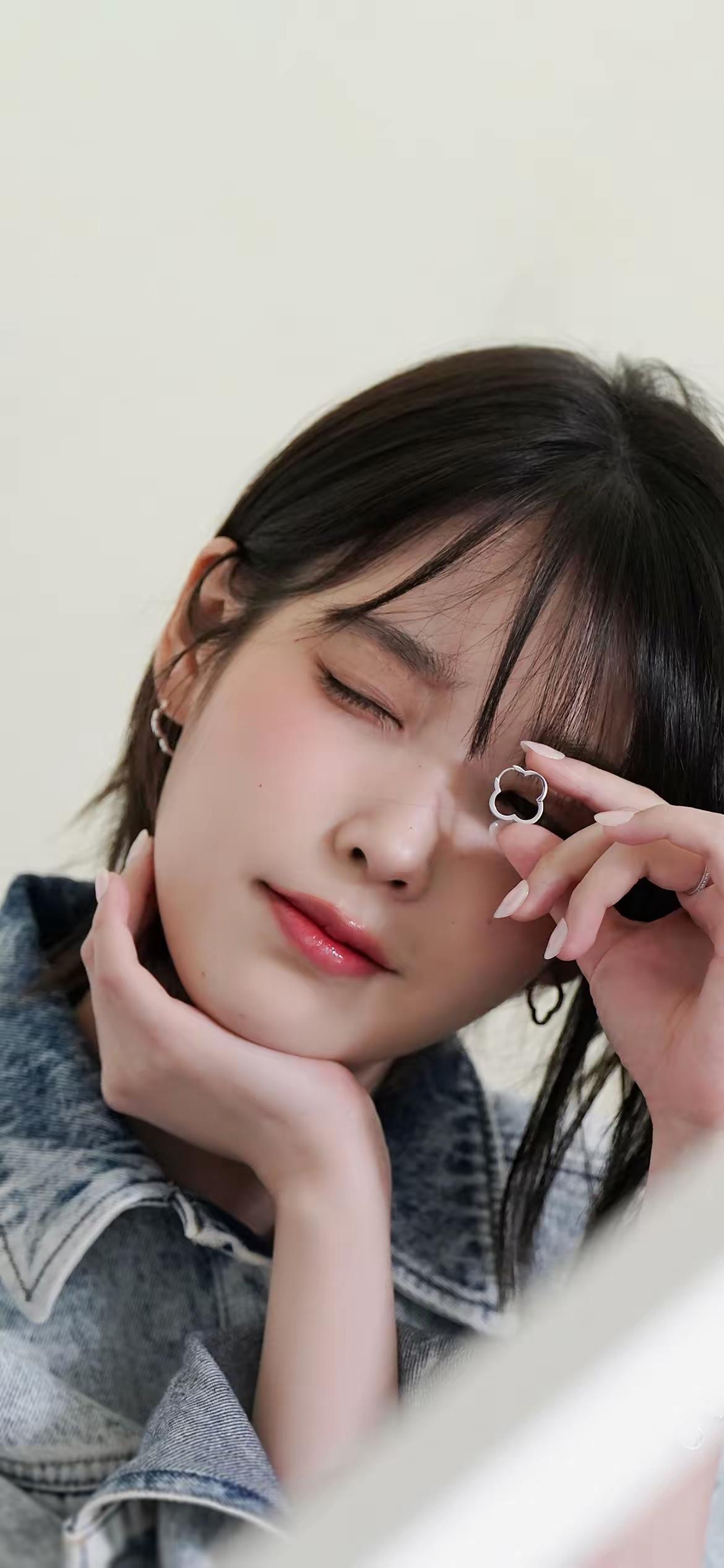 你觉得韩国最美女神是谁IU李知恩啊，越看越好看，感觉很舒服iu李知恩插画模特I
