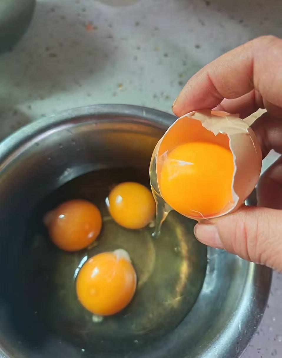 阿姨可以一天1一2个鸡蛋吃。酱肉，炖肉适当的吃3块左右就可以，如果吃一大碗牛羊肉