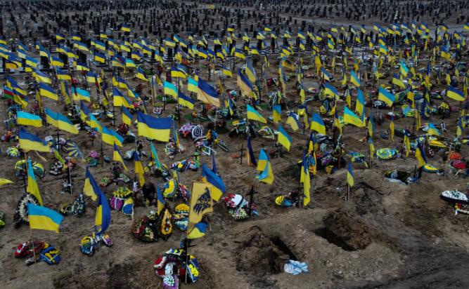 乌克兰这三年，失去的比得到的多！战场上的消耗肉眼可见。城市变成废墟，农田布满弹