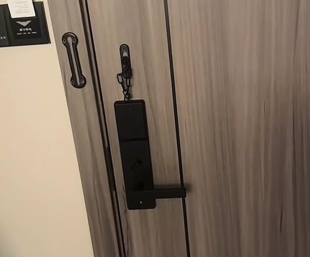 旅游中漂亮女生主动上门，到底艳遇还是套路？据一男性网友爆料，他去新疆旅游的时候，
