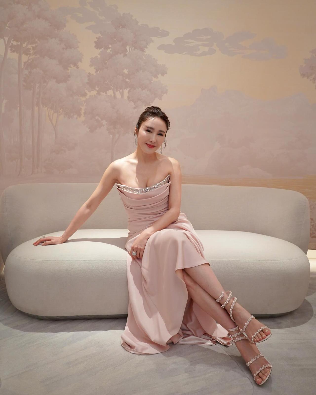 黎姿真是岁月从不败美人的典范。50多岁了，依旧优雅大方。她穿的浅粉色抹胸长裙太绝