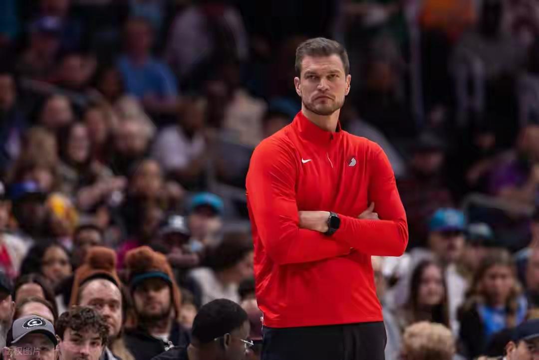 开拓者输得好，杨瀚森彻底沦为开拓者吉祥物！垃圾时间上场59秒，拿下1个篮板，斯普