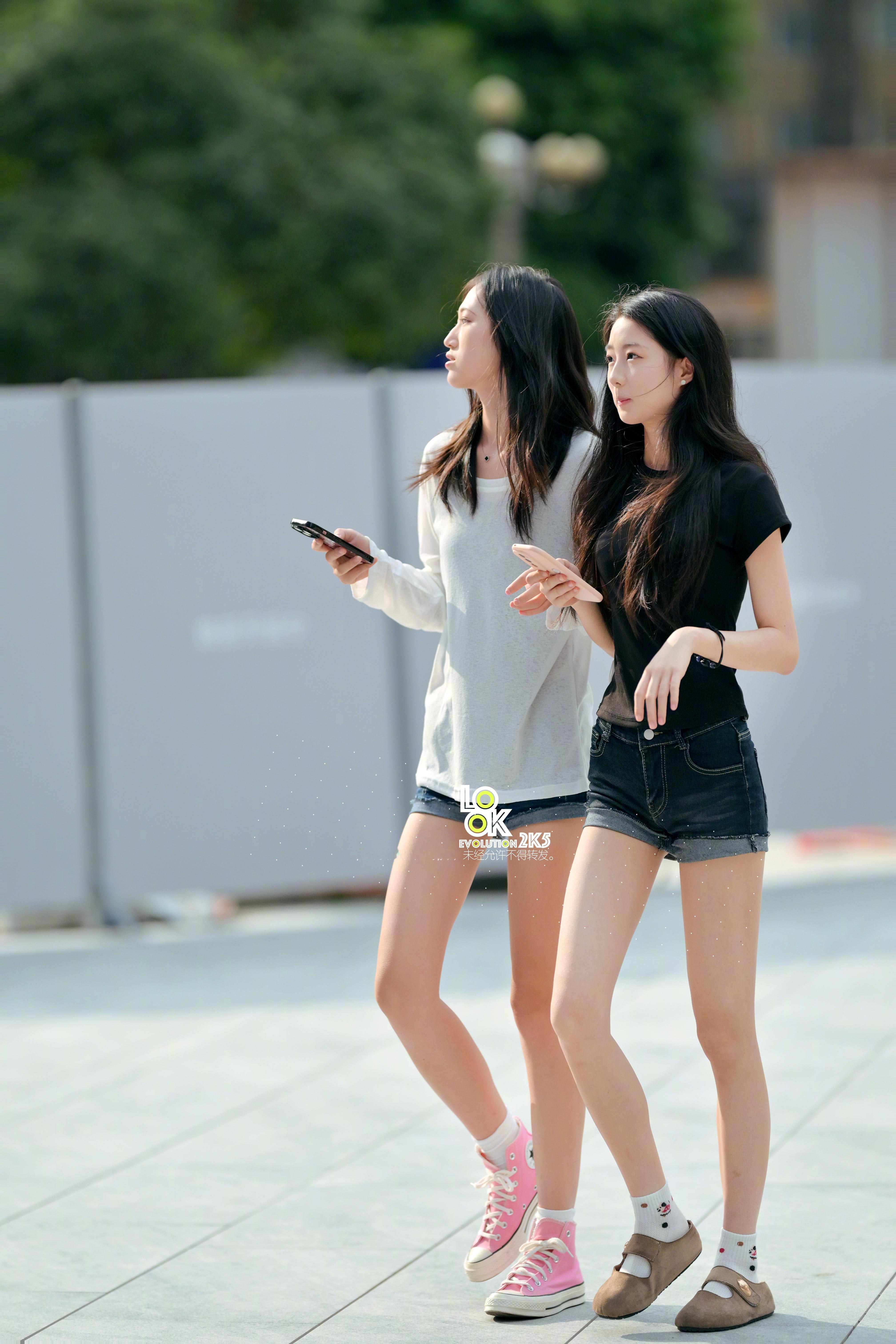 再来一张两个小姐姐身材都好好​​​